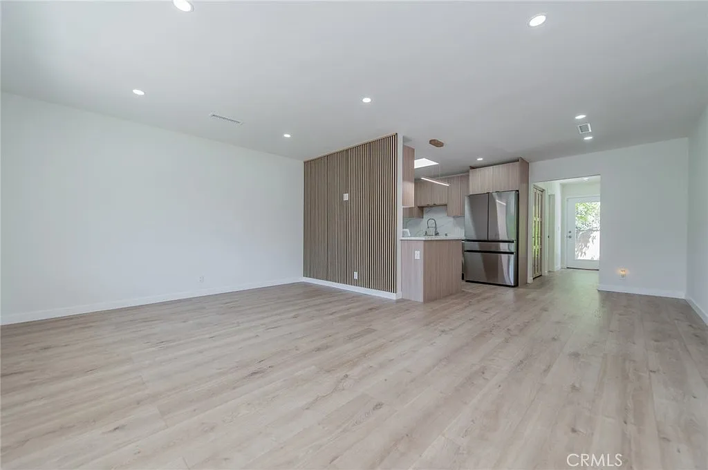 3 bed, 1253 sqft, $5,985 — Photo 4