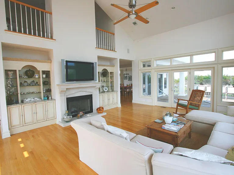 605 Dune Rd — Photo 10