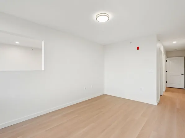 1 Mallory Avenue image 19 of 25