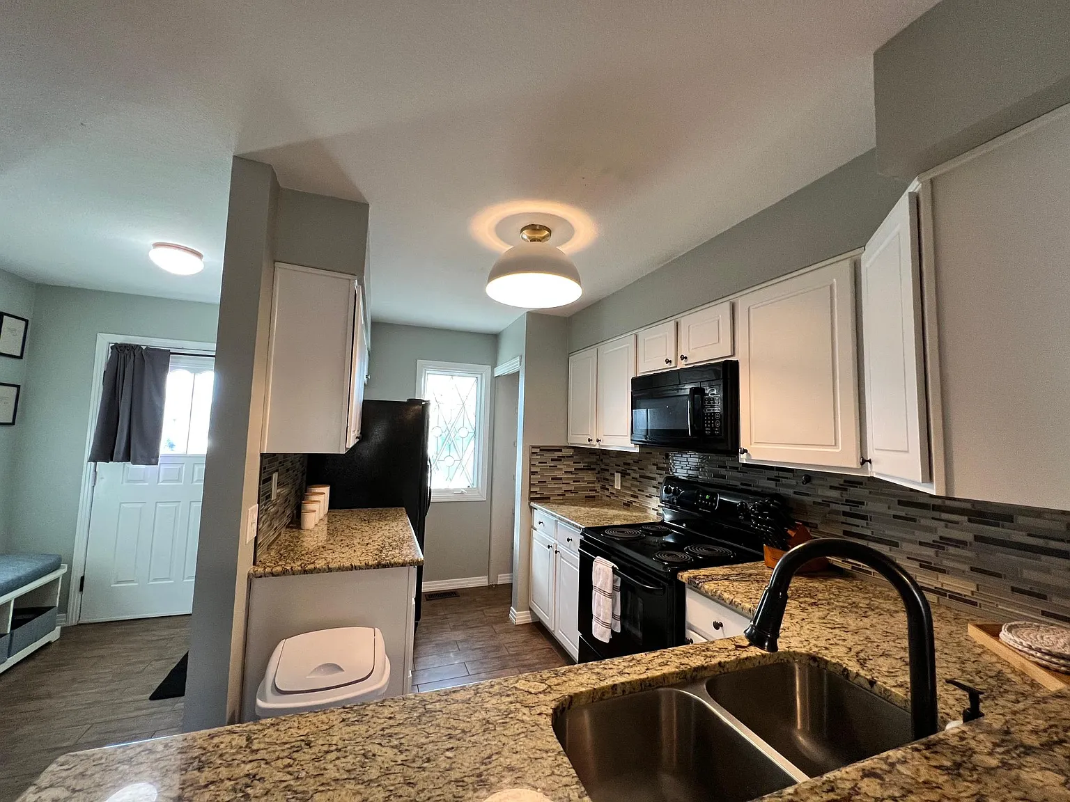 3 bed, 1595 sqft, $2,595 — Photo 3