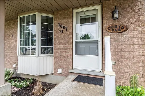 1007 Elgin St N Photo 1