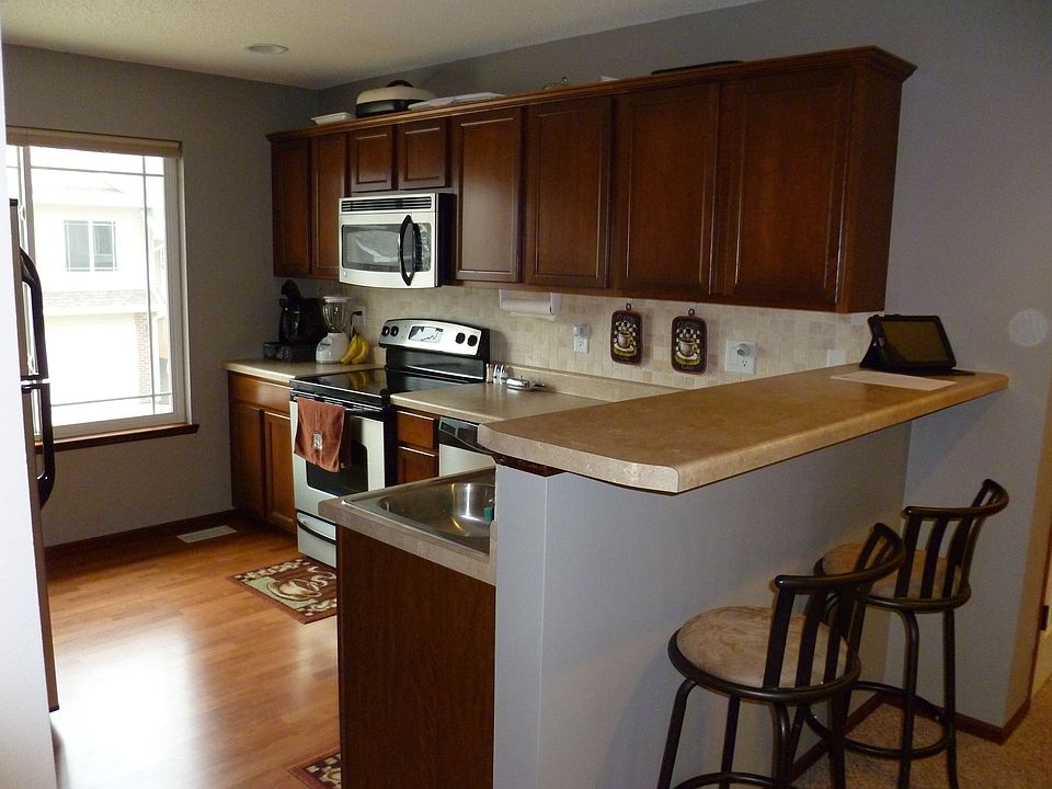 Kitchen W/ Breakfast Bar
