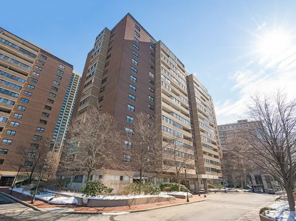 2 Hawthorne Pl APT 3M, Boston, MA 02114