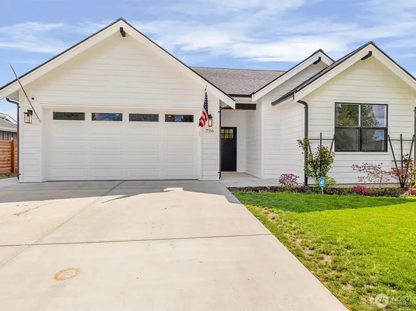 706 E 4th St, Nooksack, WA 98276