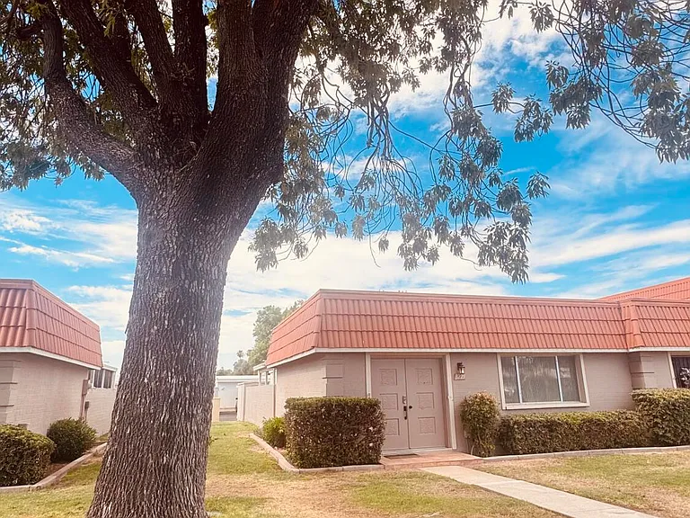 8229 E Vista Dr — Photo 2
