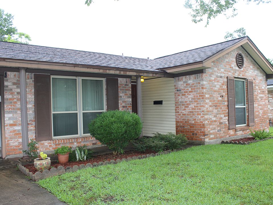 Front of house w/ walkway