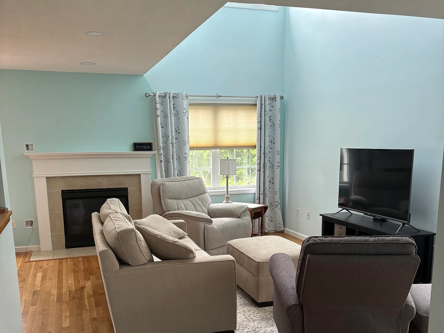 2 bed, 2.5 bath, 2230 sqft, $2,800 — Photo 2