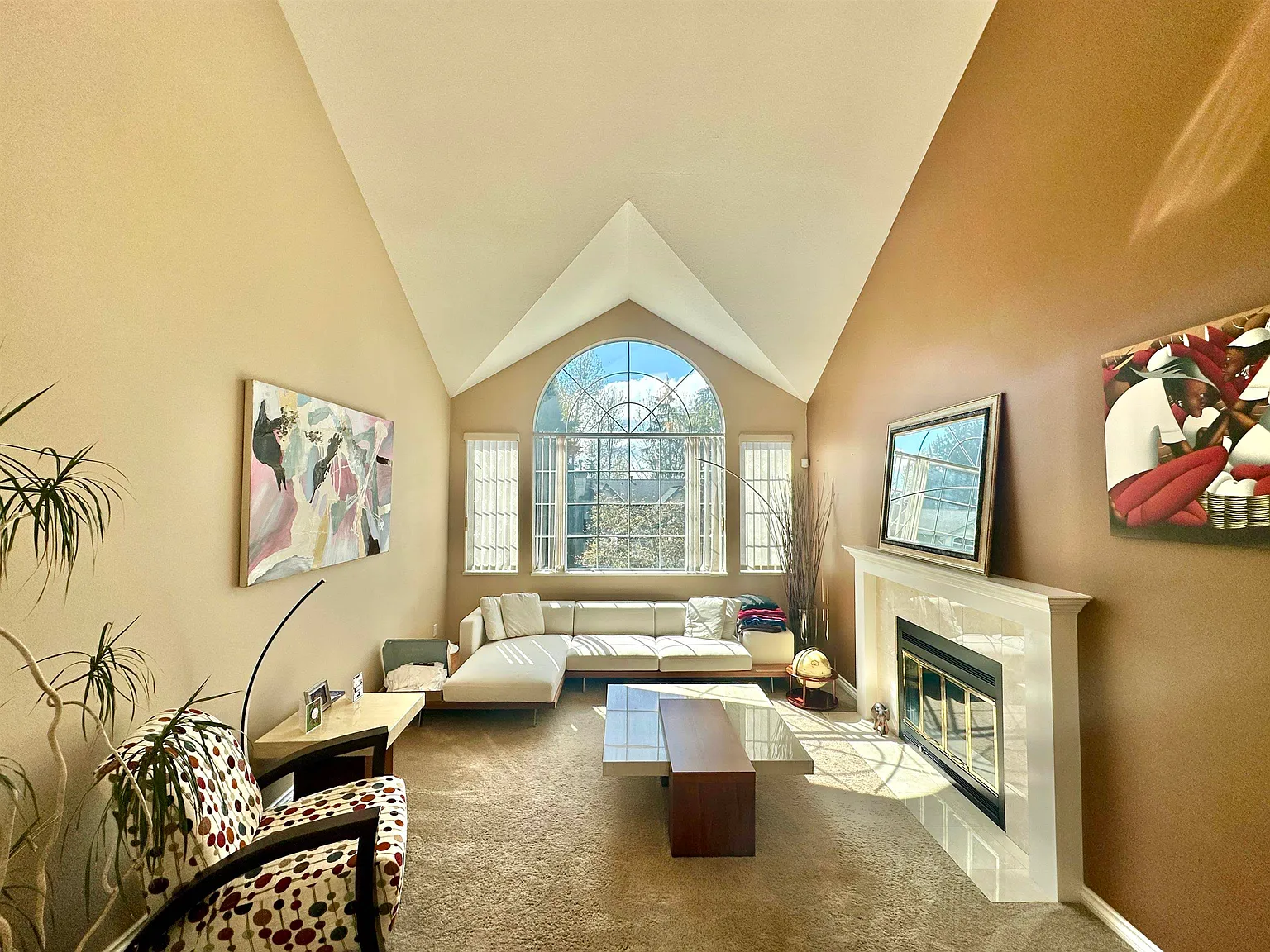 6 bed, 4400 sqft, $6,995 — Photo 2