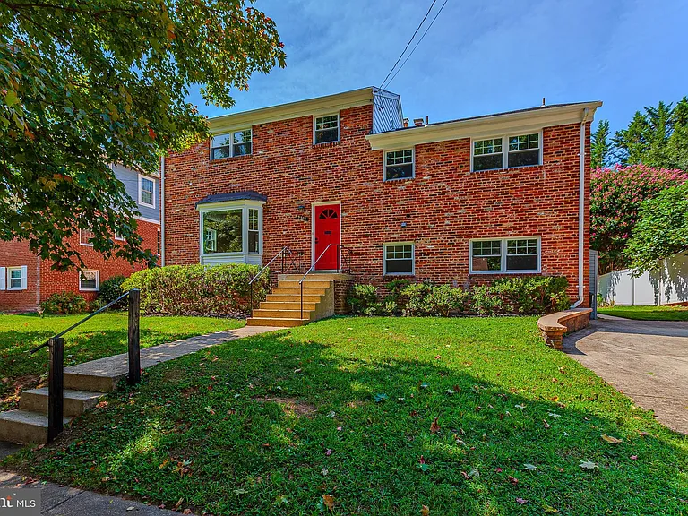 9902 Belhaven Rd — Photo 1