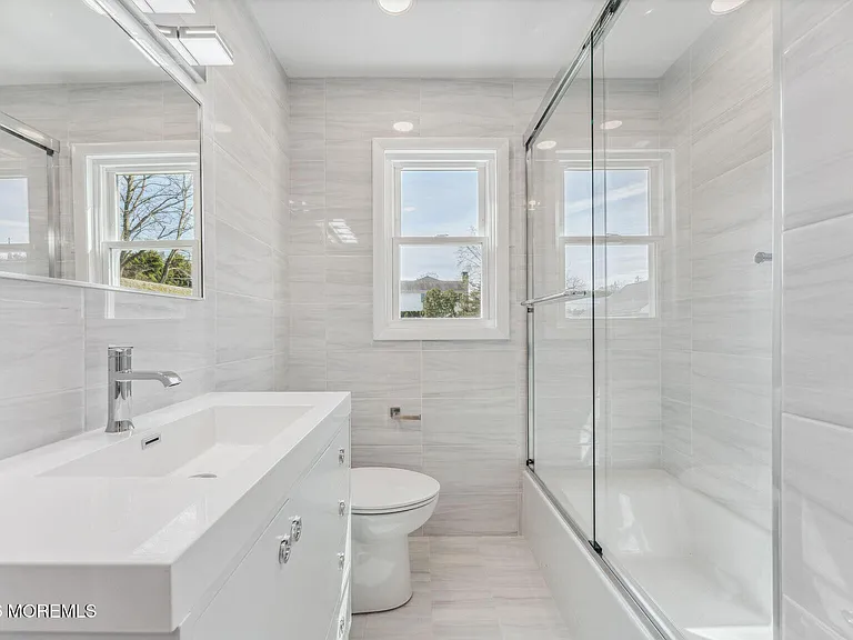 358 Beecroft Pl — Photo 3