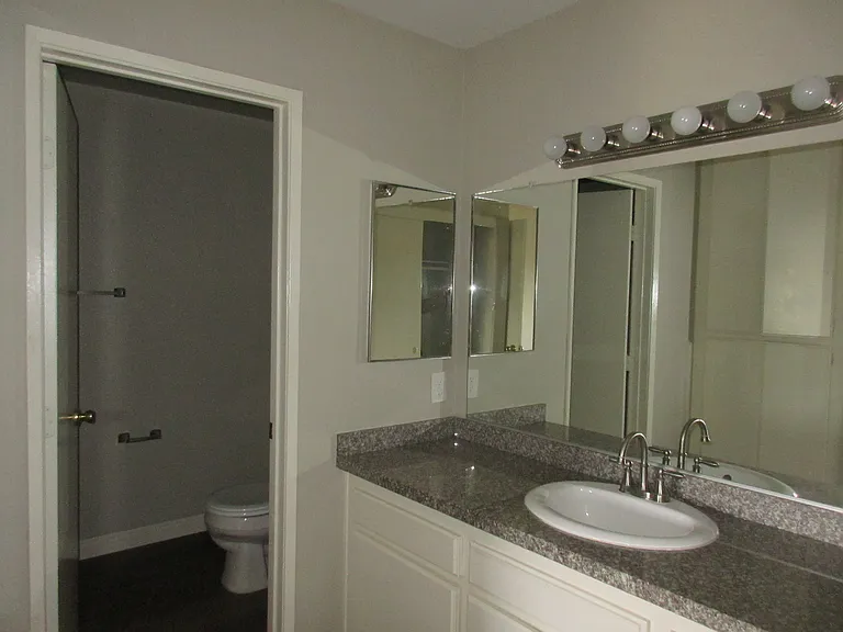 Las Flores Gardens Apartments — Photo 21