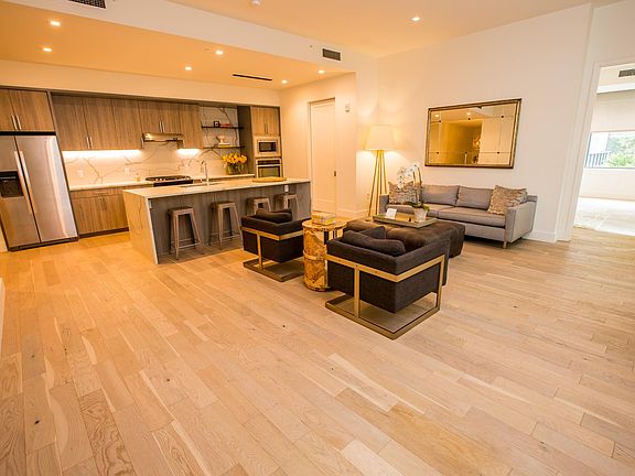 10.5' Ceiling height, hardwood flooring and dimmable recesse