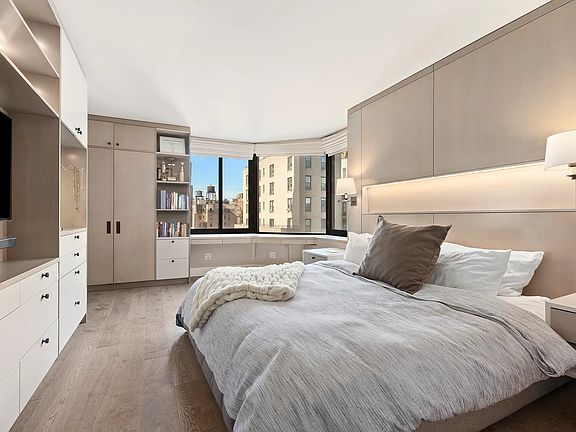 5th image of 201 W 72nd St #14FG
