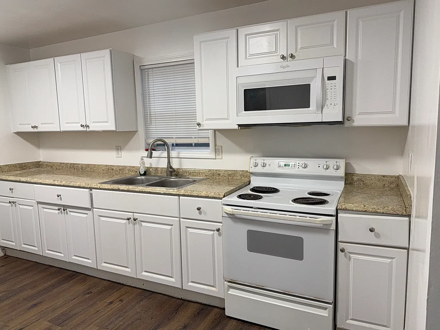 3 bed, 975 sqft, $1,675 — Photo 2