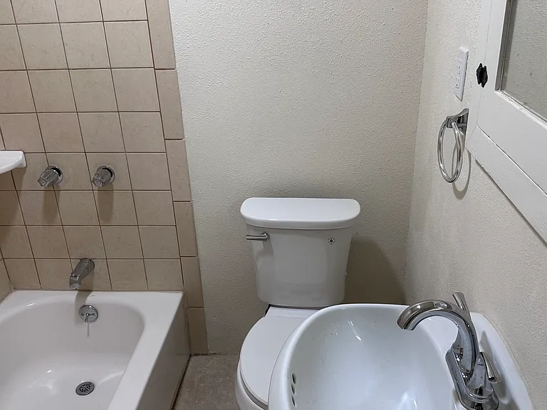 805 E Tujunga Ave — Photo 6