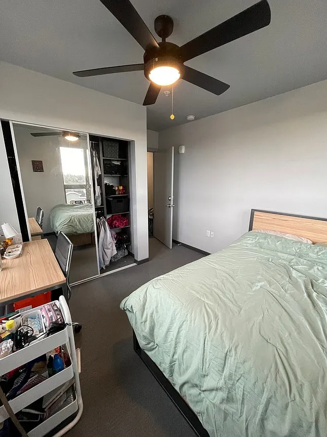 Building Photo - 27 E Agate Ave #404