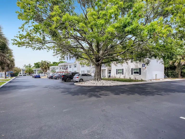 Seaside Apartments — Photo 8