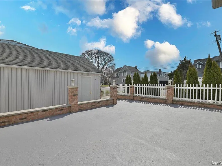 9 Cabot Rd W — Photo 29