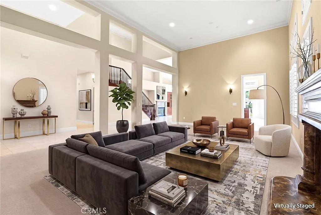 5 bed, 4.5 bath, 5053 sqft, $9,800 — Photo 2