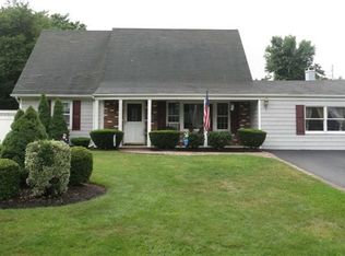 27 Manchester Ln, Stony Brook, NY 11790
