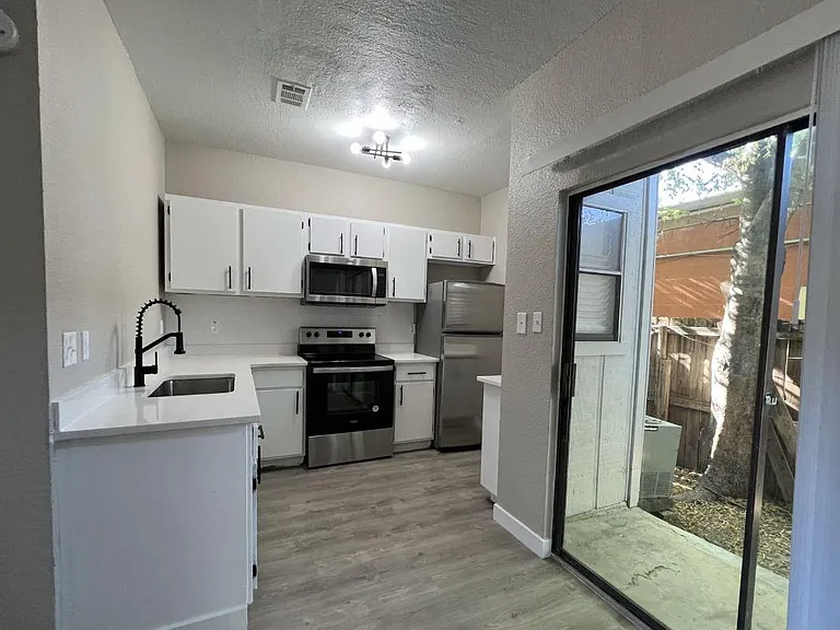 4313 S 1st St — Photo 1