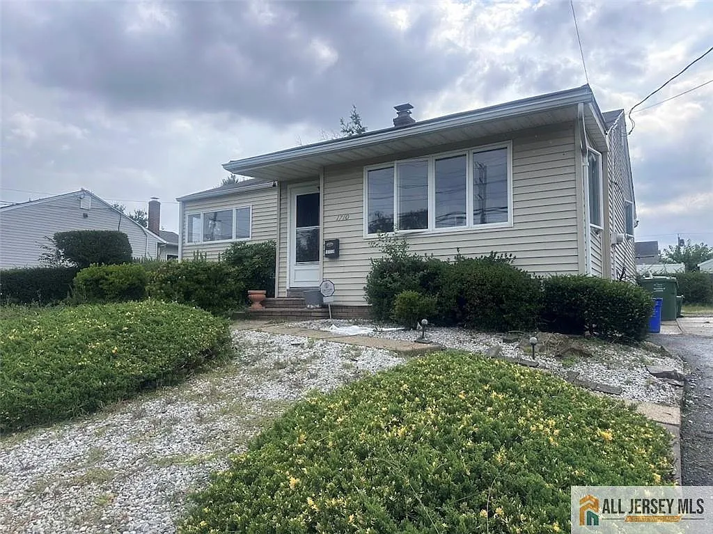 3 bed, 1.5 bath, 936 sqft, $3,000 — Photo 2