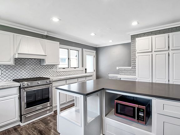 3rd image of 10816 Robinhood St