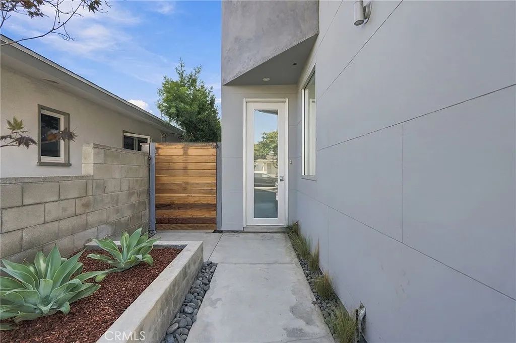 3 bed, 3.5 bath, 3050 sqft, $19,500 — Photo 3