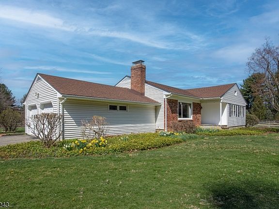 3rd image of 1 Scarlet Oak Rd