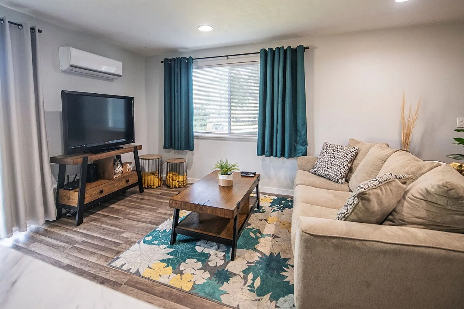 2 bed, 1.0 bath, 818 sqft, $3,947 — Photo 1