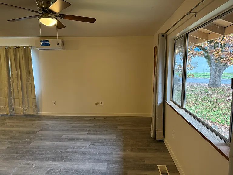 1337 SW Foundry St #B — Photo 3