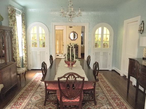 DINING WITH BUILT-IN HUTCHES