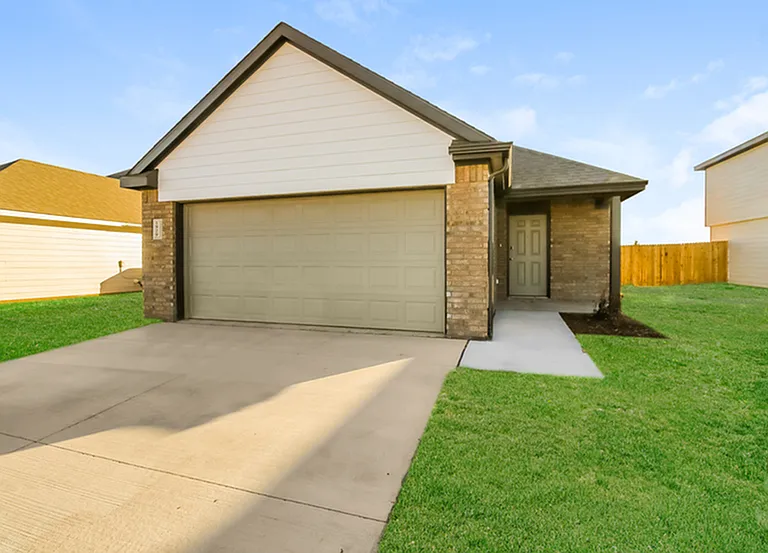 1929 Malus Way — Photo 1