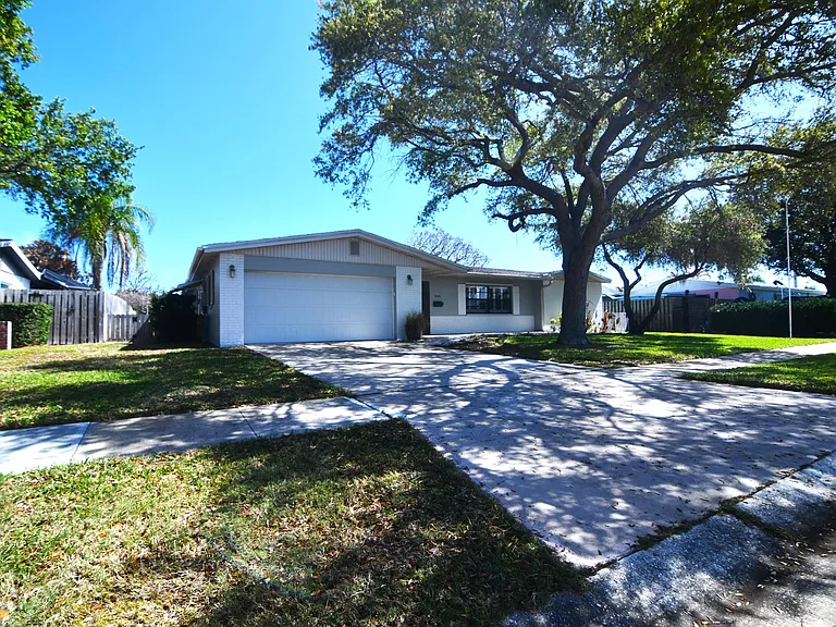 405 Sparrow Dr — Photo 3