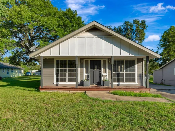 407 W Bois Darc St, Edna, TX 77957