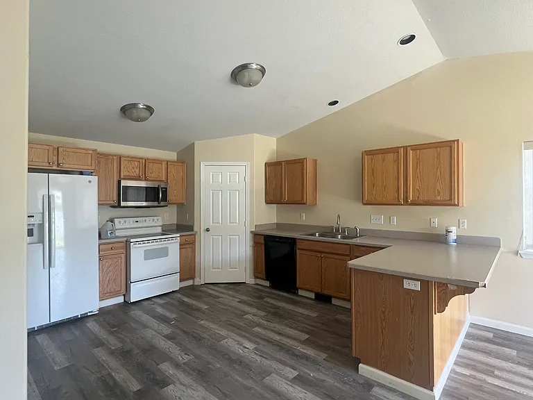 453 SE Ponderosa Dr — Photo 5