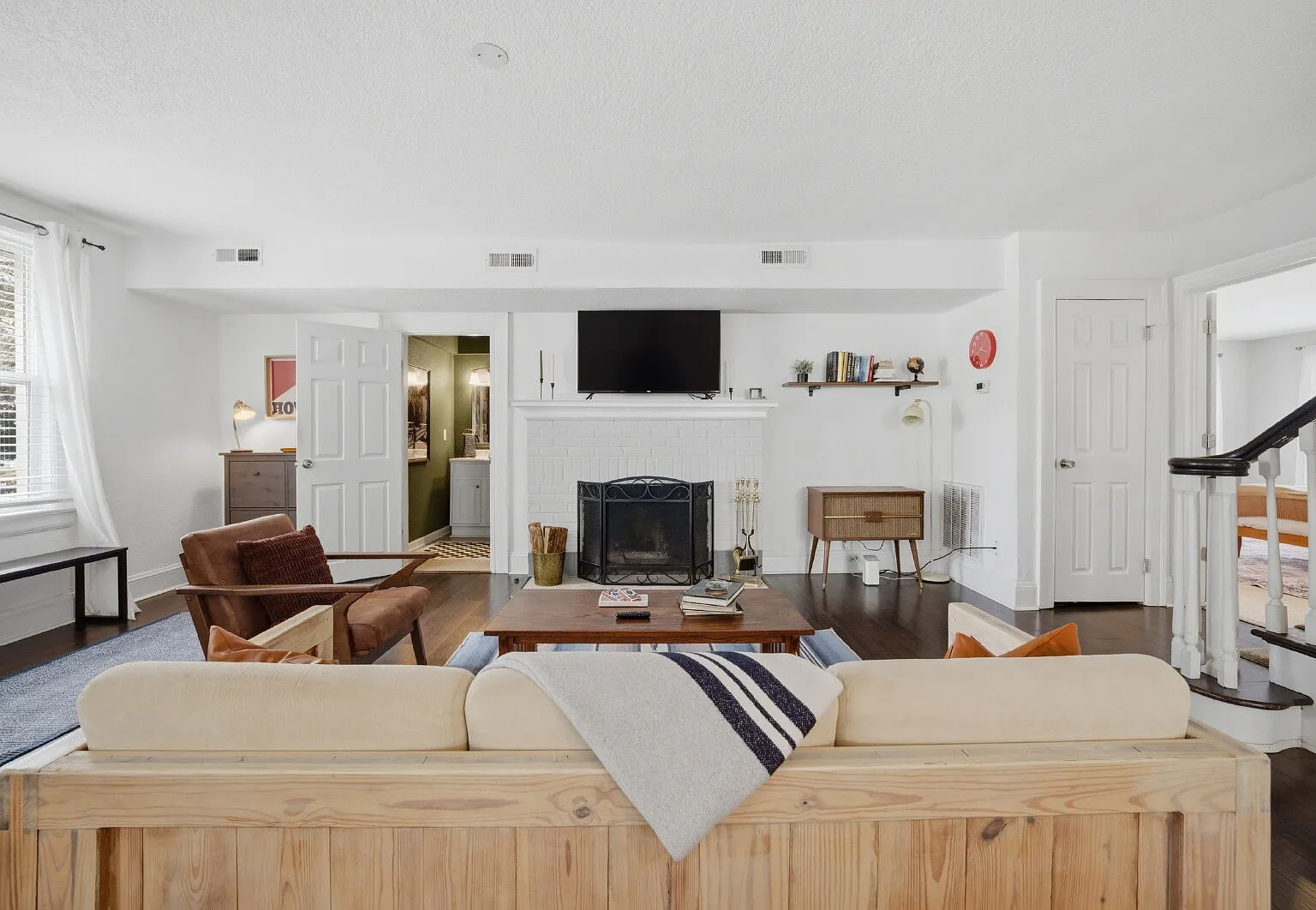 4 bed, 2.5 bath, 1720 sqft, $4,000 — Photo 2