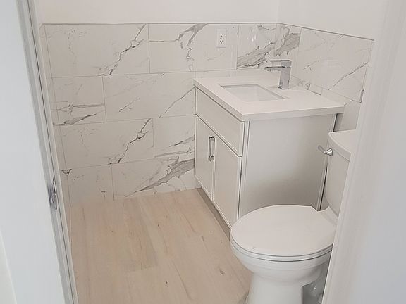 4th image of 1427 S Shenandoah St #1425-1/2