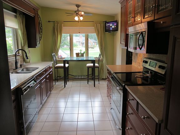 4th image of 2855 Center Dr