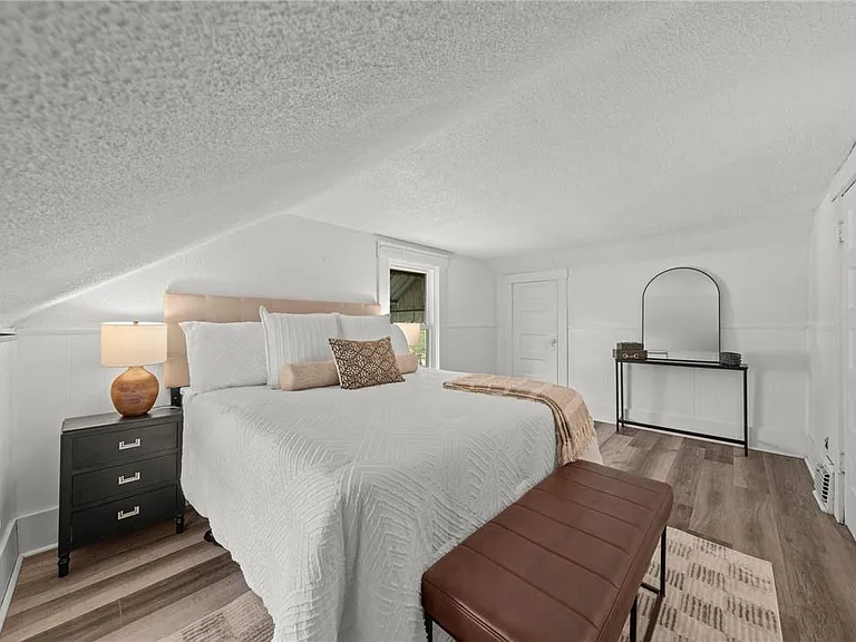 624 Broadway St E — Photo 11