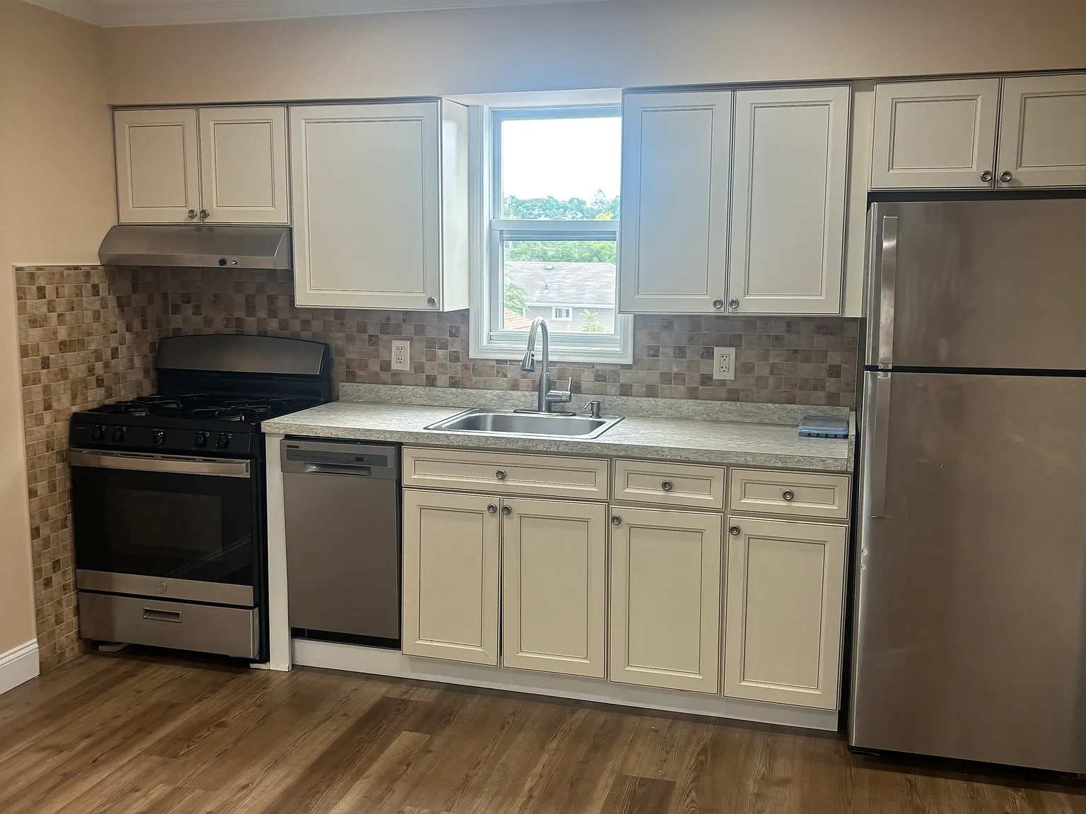 3 bed, 1600 sqft, $3,475 — Photo 2