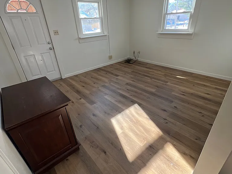 604 E Locust St — Photo 2