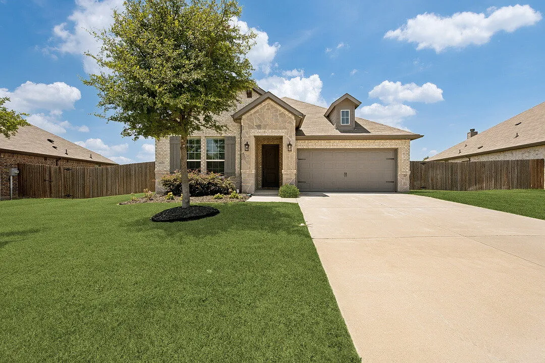 3 bed, 2.0 bath, 1788 sqft, $2,375 — Photo 1