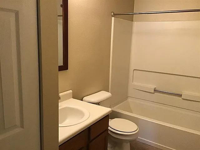1909 Southernwood Ln — Photo 11