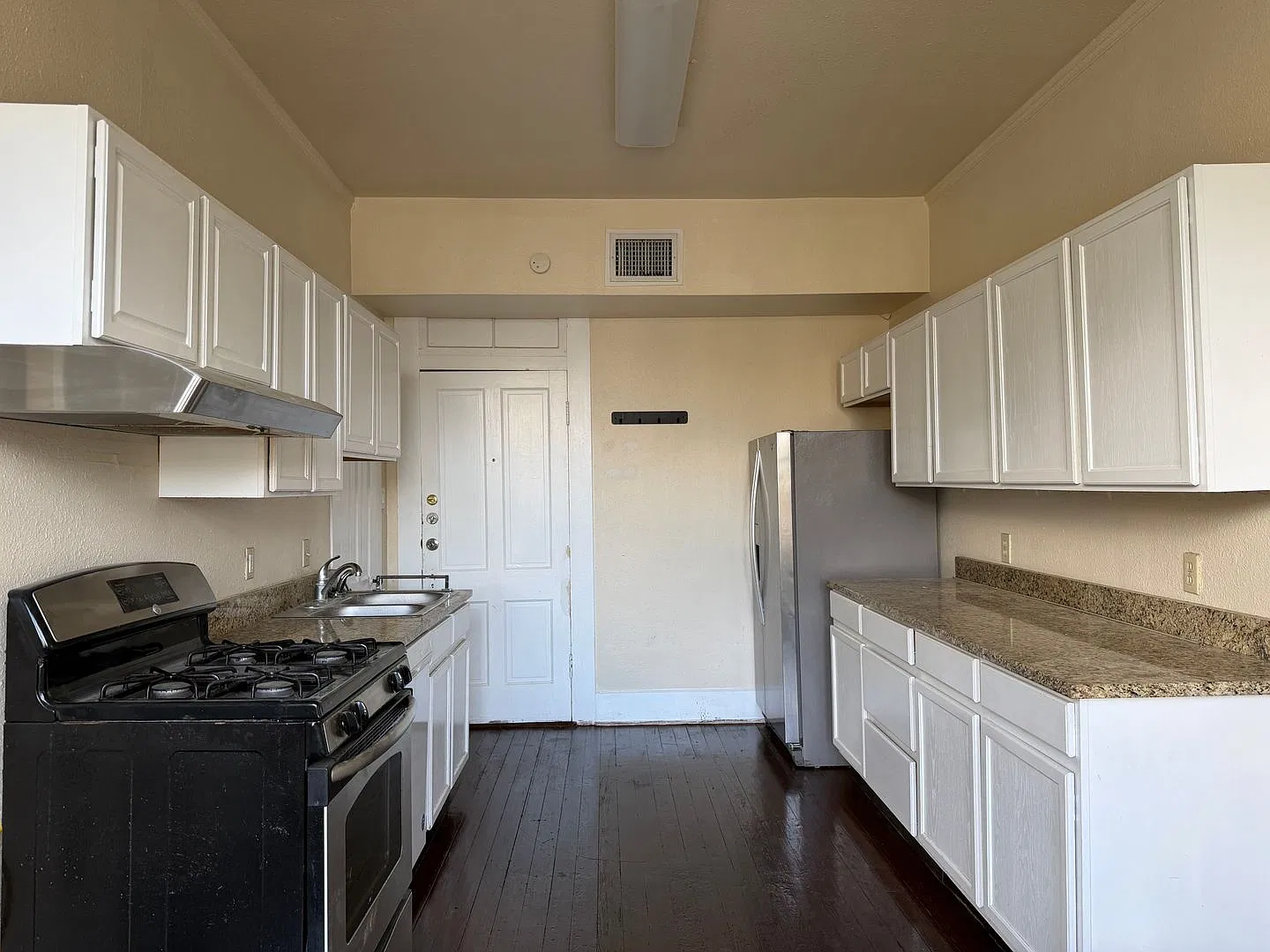 Spacious 2 Bedroom - Monte Vista — Photo 2