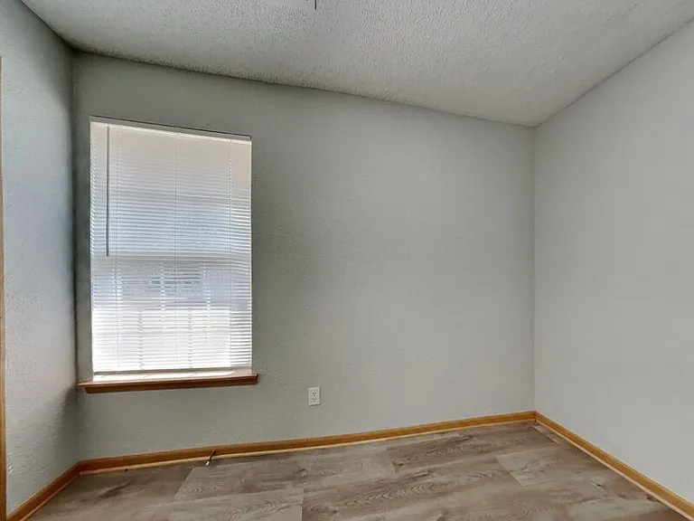 400 NW Woodbury Dr — Photo 21