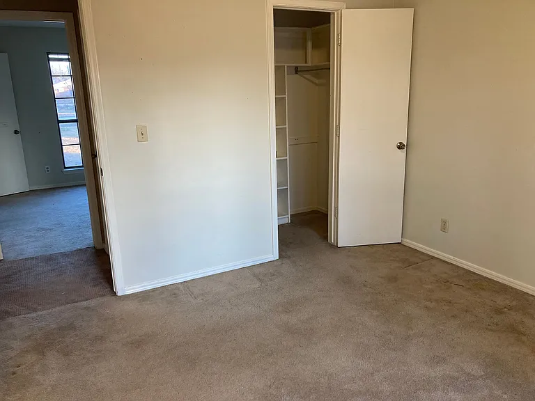 w/walk-in closet & main bath access