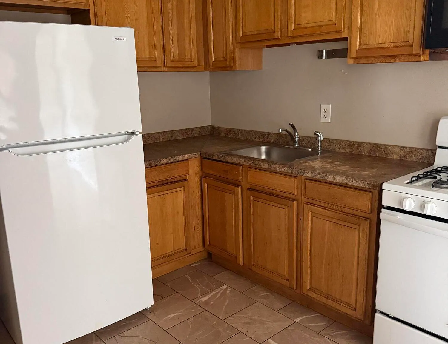 2 bed, 702 sqft, $2,200 — Photo 2
