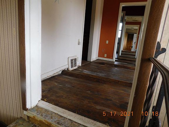 4th image of 913 Parkway