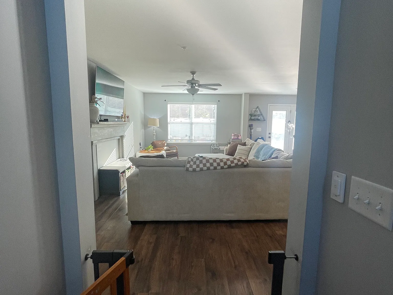 3 bed, 2.5 bath, 1631 sqft, $2,200 — Photo 3